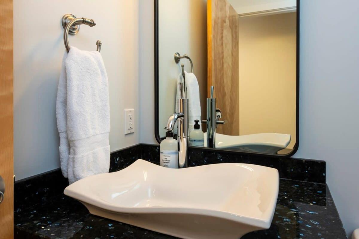 Nn - The Flame - Downtown 1-Bed 2-Bath Whitehorse Exterior foto